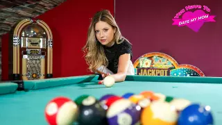 Blondine im Billardraum gefickt